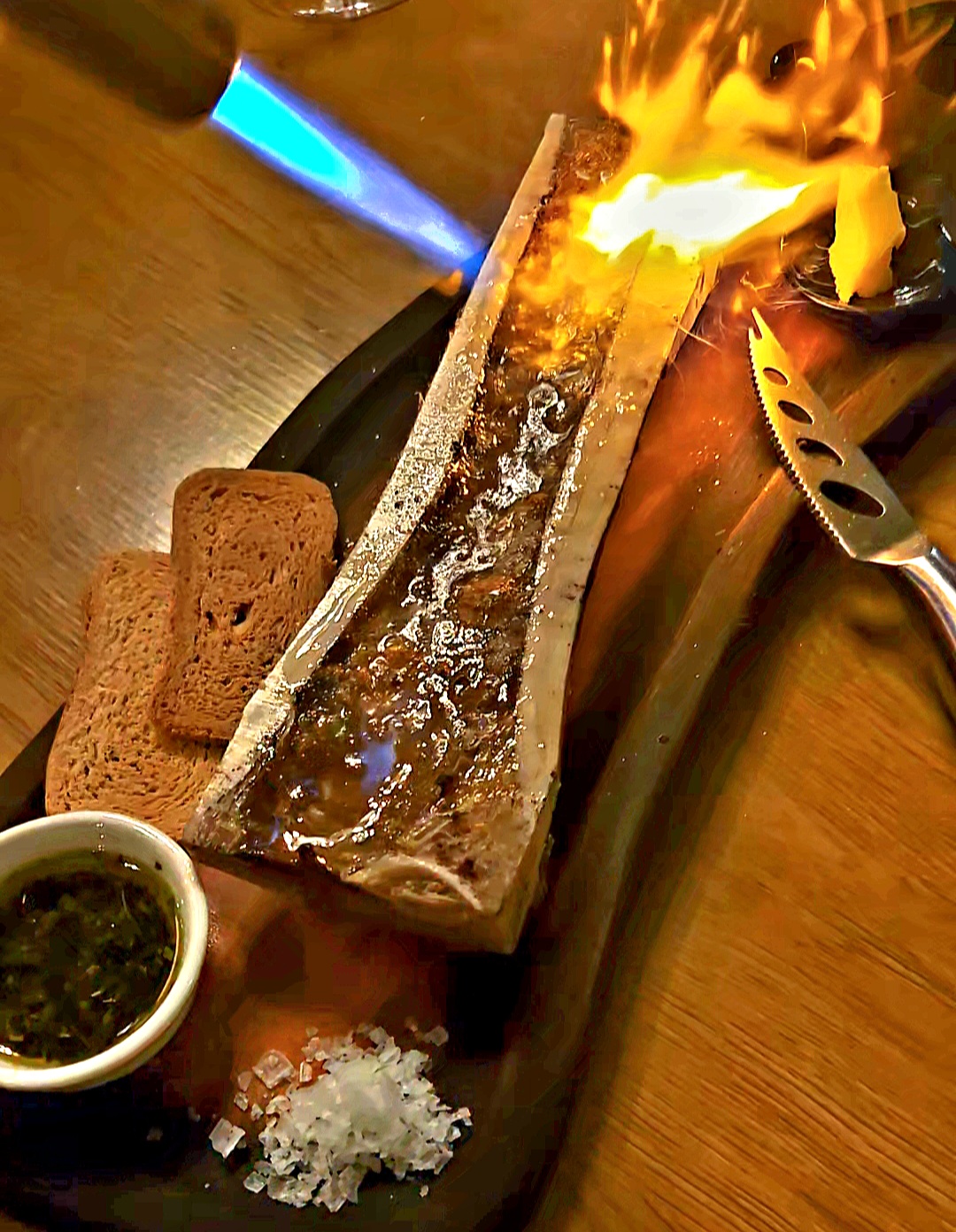 Tuétano a la brasa flameado al soplete